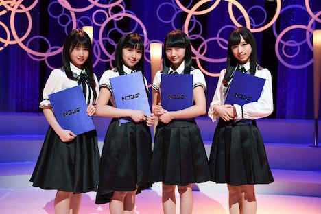 「君が君に歌う歌」を朗読するAKB48。 (c)AKS