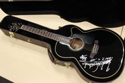 長渕剛の直筆サイン入りギター（Takamine DMP561C BL）