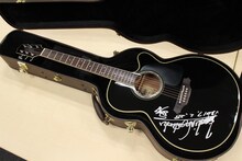 長渕剛の直筆サイン入りギター（Takamine DMP561C BL）