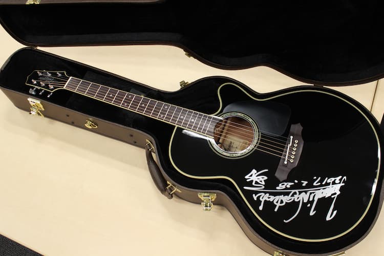 長渕剛の直筆サイン入りギターが出品される - 音楽ナタリー 