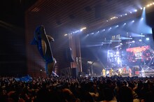 レキシとネコカミノカマタリのライブの様子。