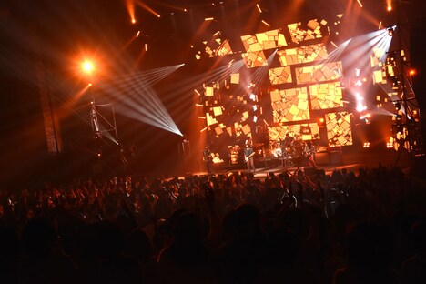 「SPITZ JAMBOREE TOUR 2016“醒 め な い”」千葉県文化会館公演の様子。（写真提供：Grasshopper）