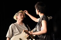 小林龍二（左）の髪型を整える北村匠海（右）。