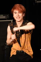 右ひじと左ひじを交互に見せる泉大智。