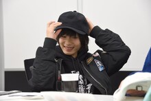 キャップを試着するジョー。