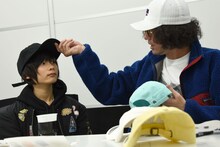 サンプルのキャップを試すジョーとZEN-LA-ROCK。