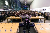 ぼくのりりっくのぼうよみと東京・Apple 表参道に集まったファン。