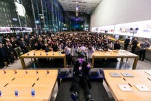 ぼくのりりっくのぼうよみと東京・Apple 表参道に集まったファン。