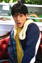 「次ナルTV-G」MCのユースケ（超特急）。(c)フジテレビ