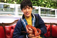 「次ナルTV-G」MCのユースケ（超特急）。(c)フジテレビ