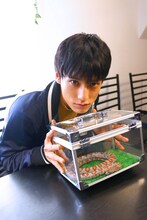 「次ナルTV-G」MCのユースケ（超特急）。(c)フジテレビ