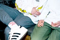 MAGiC NEMESのロングスリーブTシャツとソックス。