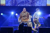 レディー・ガガ「Bad Romance」に合わせて踊る斎藤司（トレンディエンジェル）。