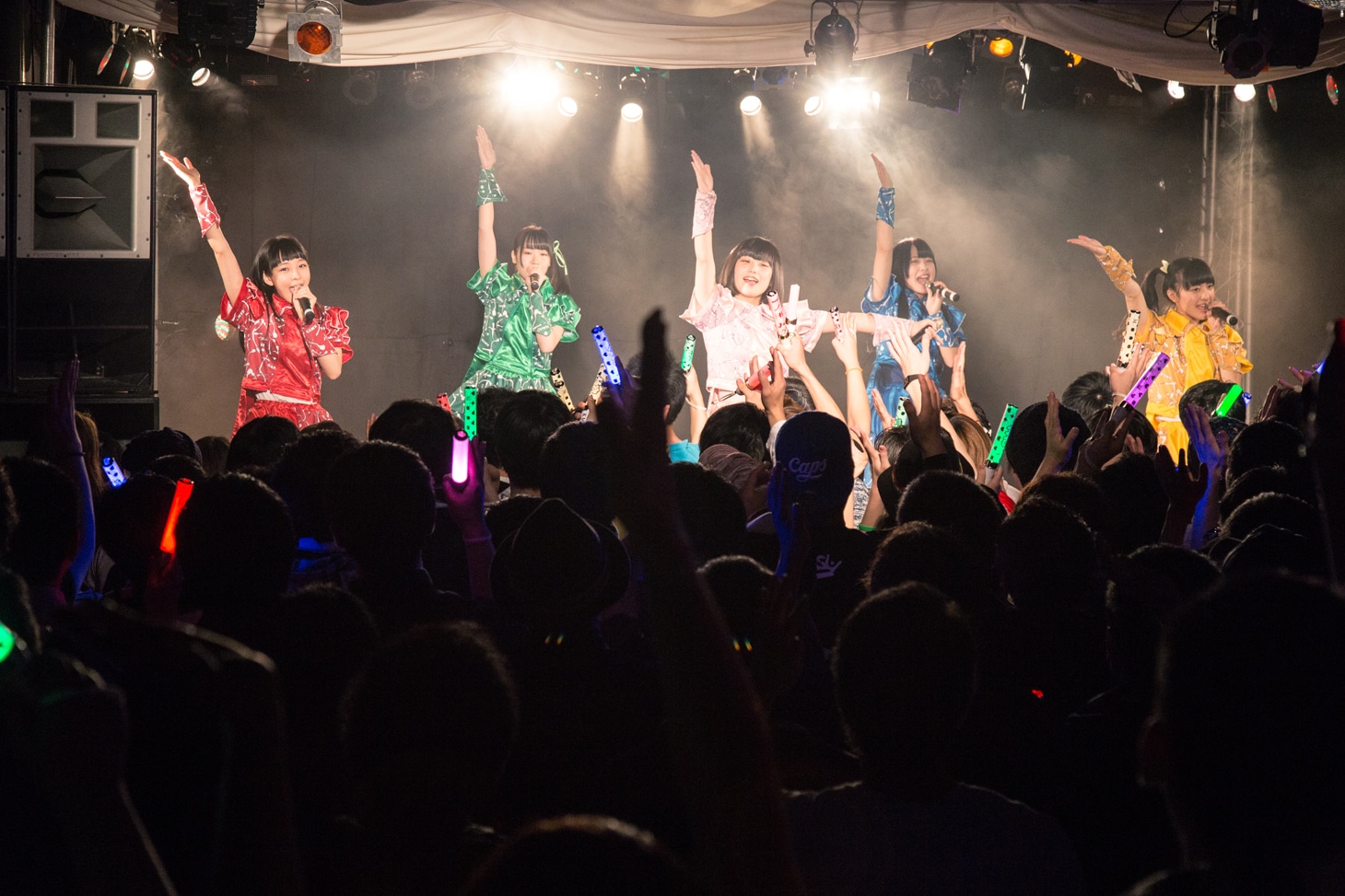 神宿春ツアー2017「神が宿る場所～誰も見たことのない場所へ翔び立とう！～」札幌公演の様子。（撮影：真島洸（M.u.D））