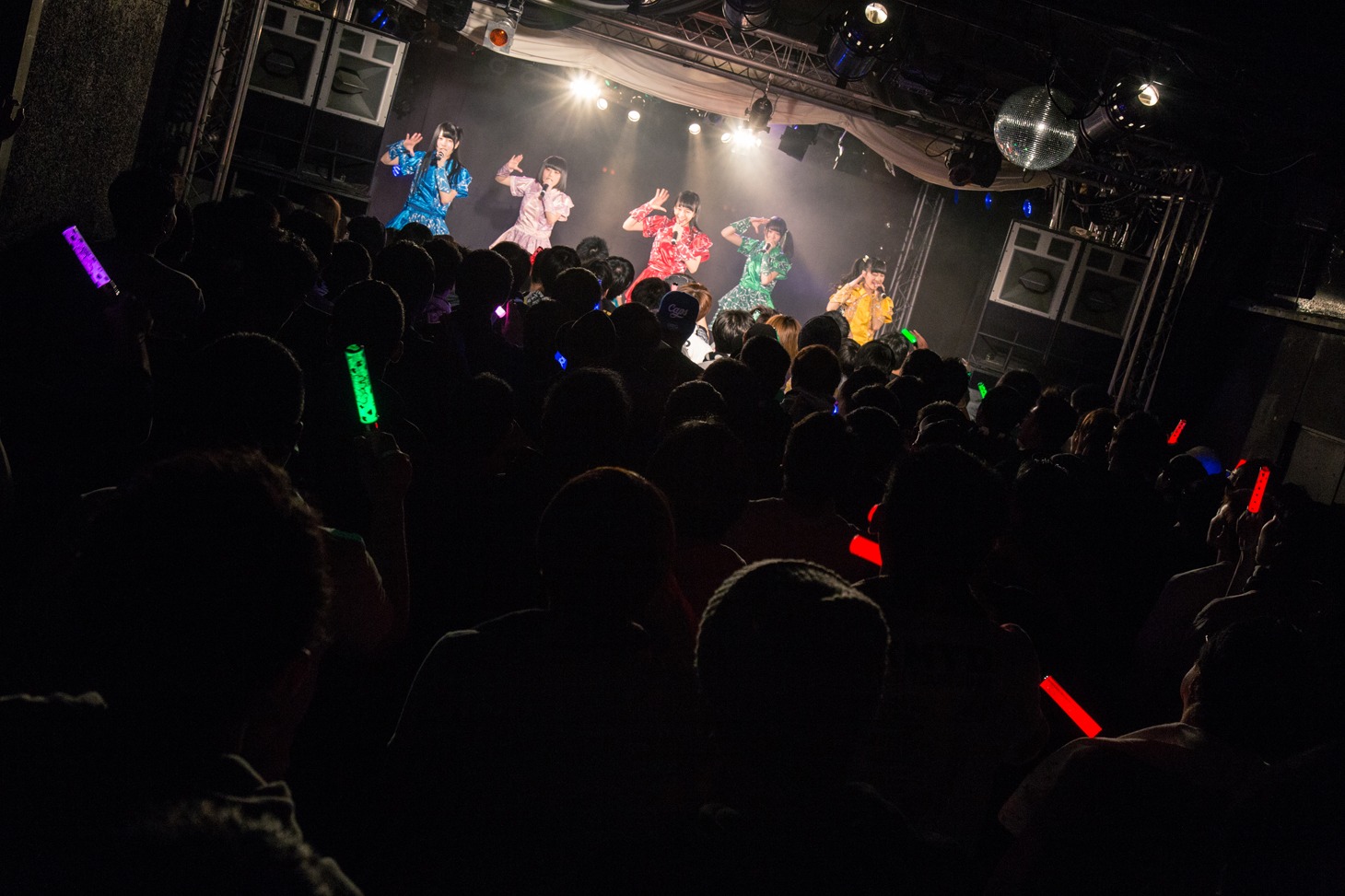 神宿春ツアー2017「神が宿る場所～誰も見たことのない場所へ翔び立とう！～」札幌公演の様子。（撮影：真島洸（M.u.D））