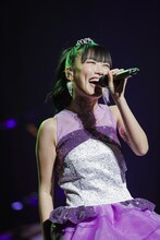 笑顔で歌う高城れに。（Photo by HAJIME KAMIIISAKA+Z）