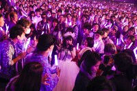 ファンに囲まれて歌う高城れに。（Photo by HAJIME KAMIIISAKA+Z）