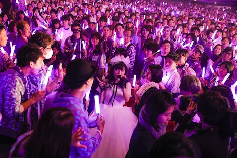 ファンに囲まれて歌う高城れに。(Photo by HAJIME KAMIIISAKA+Z)