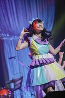 笑顔で踊る高城れに。（Photo by HAJIME KAMIIISAKA+Z）