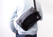 「MAN WITH A MISSION×SEAL」コラボバッグ着用イメージ