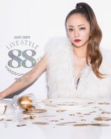安室奈美恵「namie amuro LIVE STYLE 2016-2017」Blu-ray盤ジャケット