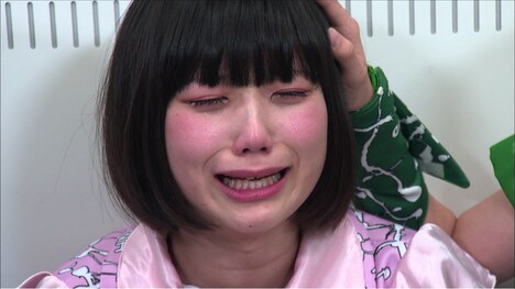 涙を流す小山ひな