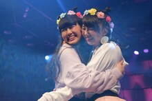 双子コーデを披露した吉川ひよりと永坂真心。