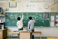 黒板にメッセージを描くさくらしめじ。