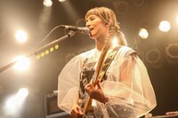 HARUNA（Vo, G）（写真提供：EPICレコードジャパン）