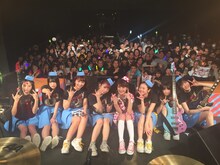 PASSPO☆全国ツアー「歌って踊って奏でるツアー」福岡公演第1部終演後の記念撮影の様子。（写真提供：プラチナム・パスポート）