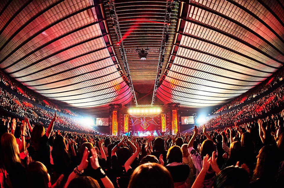 the GazettE「十五周年記念公演　大日本異端芸者『暴動区　愚鈍の桜』」の様子。（写真提供：Sony Music Records）