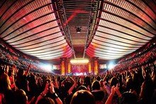 the GazettE「十五周年記念公演　大日本異端芸者『暴動区　愚鈍の桜』」の様子。（写真提供：Sony Music Records）