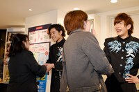 握手会中の勇翔と田村侑久（BOYS AND MEN）。