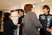 握手会中の勇翔と田村侑久（BOYS AND MEN）。