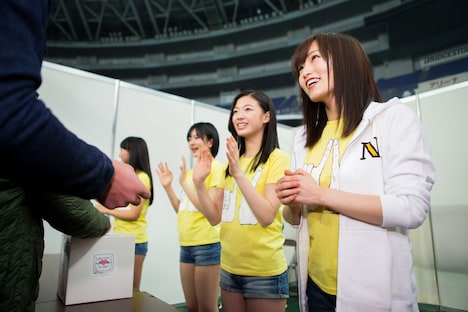 募金活動を行うNMB48。(c)AKS