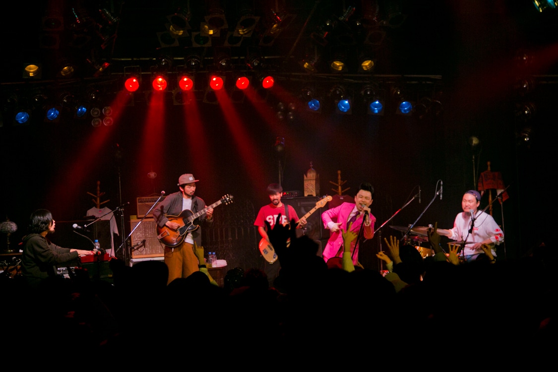 SPECIAL OTHERSと浜野謙太（在日ファンク）。（Photo by IGARASHI KAZUHARU）