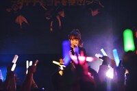 サイリウムの光に包まれる雨宮伊織。（写真提供：SMR）