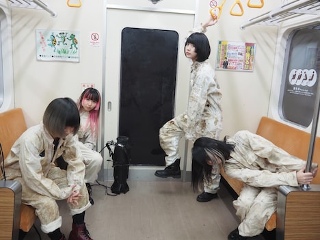 ゆるめるモ!「震えて甦れ」ミュージックビデオ撮影時の様子。