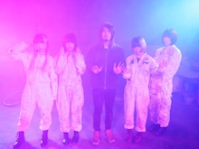 ゆるめるモ！「震えて甦れ」ミュージックビデオ撮影時の様子。中央は加藤マニ監督。