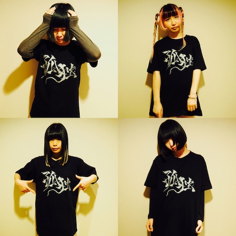 ツアーグッズ「孤独」Tシャツを着用したゆるめるモ!。