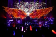 巨大な翼を背に歌う水樹奈々。(Photo by hajime kamiiisaka)