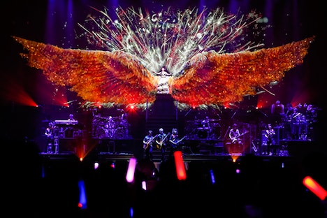 巨大な翼を背に歌う水樹奈々。(Photo by hajime kamiiisaka)