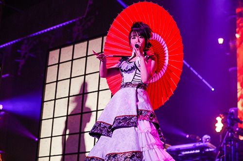 番傘を手に歌う水樹奈々。（Photo by hajime kamiiisaka）