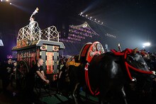 牛車風フロートで場内を回る水樹奈々。（Photo by hajime kamiiisaka）