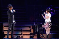 「花は咲く～アニメスター・バージョン～」を歌う山寺宏一（左）と水樹奈々（右）。（Photo by hajime kamiiisaka）