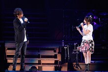 「花は咲く～アニメスター・バージョン～」を歌う山寺宏一（左）と水樹奈々（右）。（Photo by hajime kamiiisaka）