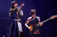 水樹奈々（左）とCherry Boysのベーシスト坂本竜太（右）によるセッションの様子。（Photo by hajime kamiiisaka）