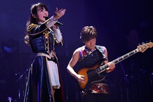 水樹奈々（左）とCherry Boysのベーシスト坂本竜太（右）によるセッションの様子。（Photo by hajime kamiiisaka）