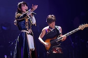 水樹奈々(左)とCherry Boysのベーシスト坂本竜太(右)によるセッションの様子。(Photo by hajime kamiiisaka)