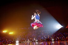 高くジャンプする水樹奈々。（Photo by hajime kamiiisaka）